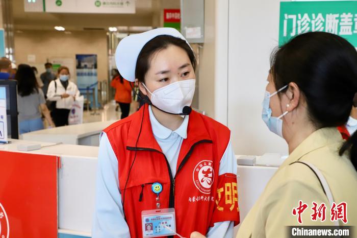 圖為工作人員引導(dǎo)患者有序就醫(yī)?！?nèi)蒙古醫(yī)科大學(xué)附屬醫(yī)院供圖