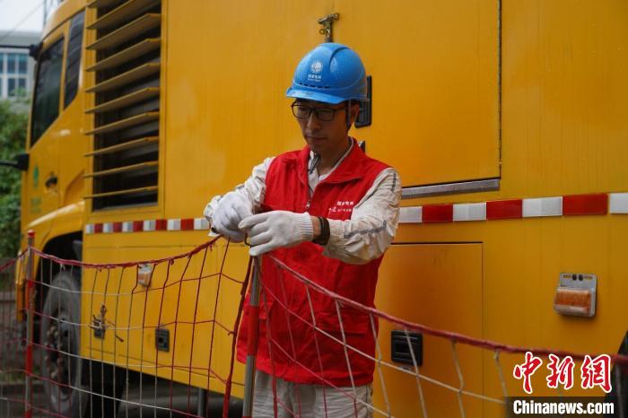 父女并肩“戰(zhàn)”高考：考場內奮筆逐夢，考場外保電護航