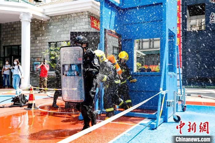 ESP防暴盾牌、警用破門錘、液壓破拆器、熱成像儀……一件件硬核防暴處突救援裝備引人注目?！∩虾Ｊ袟钇謪^(qū)消防救援支隊供圖
