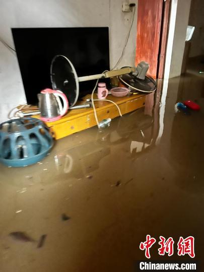 河水灌入村民家中?！∈茉L者供圖
