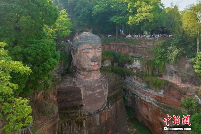 遠眺樂山大佛，旁邊佛頭觀景平臺擠滿了游客。劉忠俊 攝
