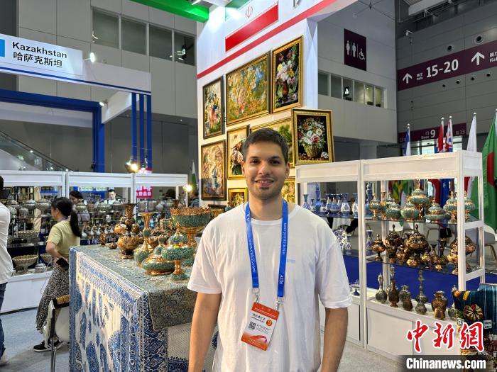 伊朗參展商馬迪帶來(lái)了各種各樣的特色商品。方偉彬 攝