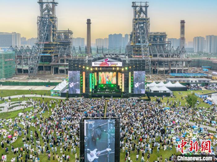 在大運(yùn)河杭鋼公園大草坪舉辦的2023杭州草莓音樂節(jié)現(xiàn)場(chǎng) 李盛韜 攝
