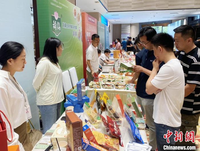 預(yù)制菜新品、明星產(chǎn)品集中展示?！〈藜衙?攝