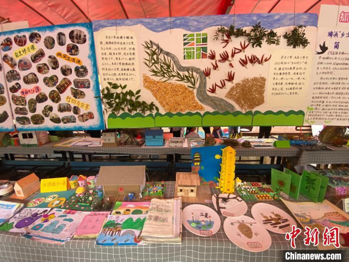 鄉(xiāng)村小學(xué)創(chuàng)新教育交流會(huì)近日在貴州省遵義市正安縣小雅鎮(zhèn)工農(nóng)小學(xué)舉行?！≈鬓k方供圖