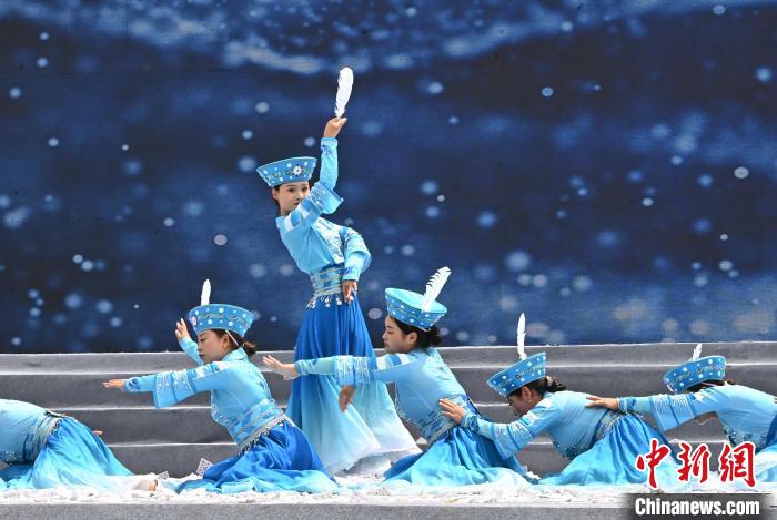 九寨溝首屆國(guó)際生態(tài)旅游季開幕活動(dòng)現(xiàn)場(chǎng)?！“苍?攝