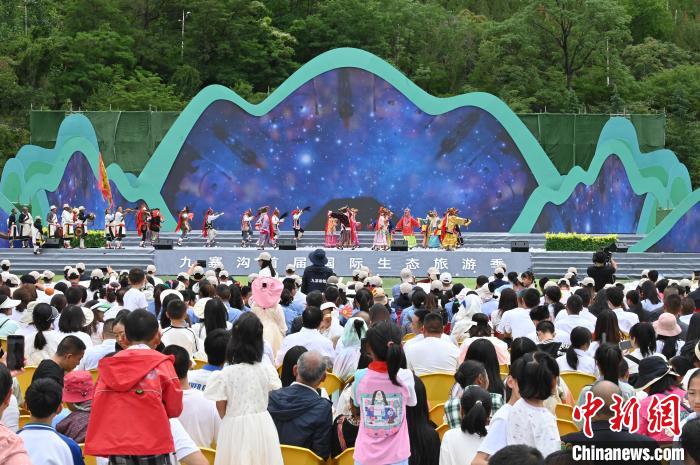 九寨溝首屆國(guó)際生態(tài)旅游季開幕活動(dòng)現(xiàn)場(chǎng)?！“苍?攝