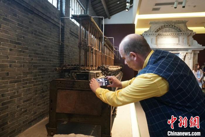 主題展覽吸引了外籍友人拍照“打卡”。　孫權(quán) 攝