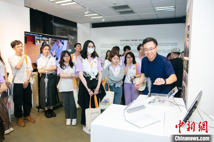 香港大學(xué)生在上海視覺藝術(shù)學(xué)院參觀畢業(yè)作品展?！↑S金 攝