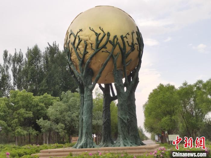 圖為庫布其沙漠中的雕塑?！±類燮?攝
