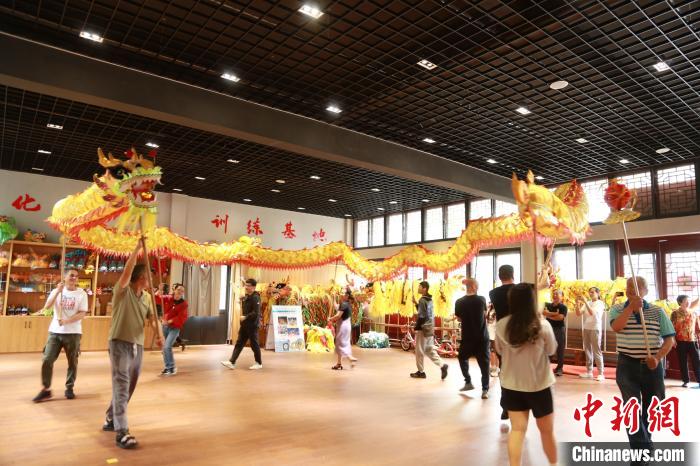 臺(tái)胞臺(tái)屬體驗(yàn)舞龍?！≈芪的裙﹫D