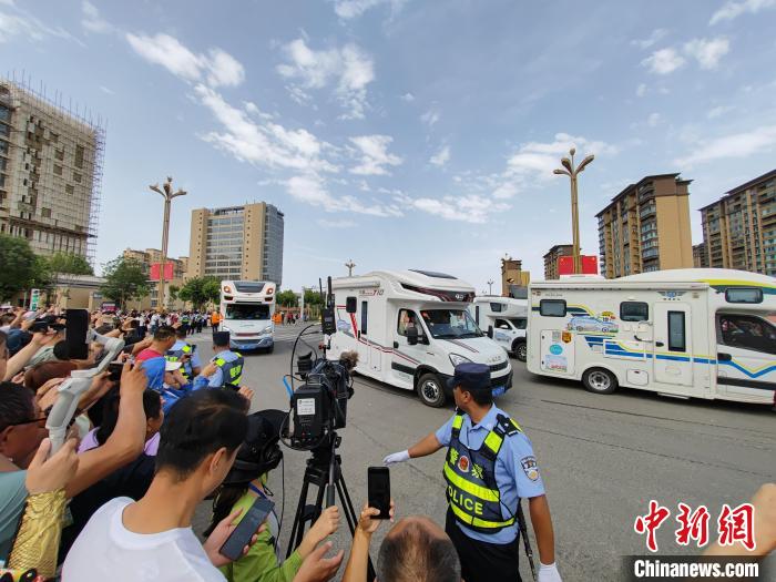 500多輛來自全國各地的房車、越野車、摩托車踏上塵封半年之久的獨(dú)庫公路，品味大美新疆?！⊥跣≤?攝