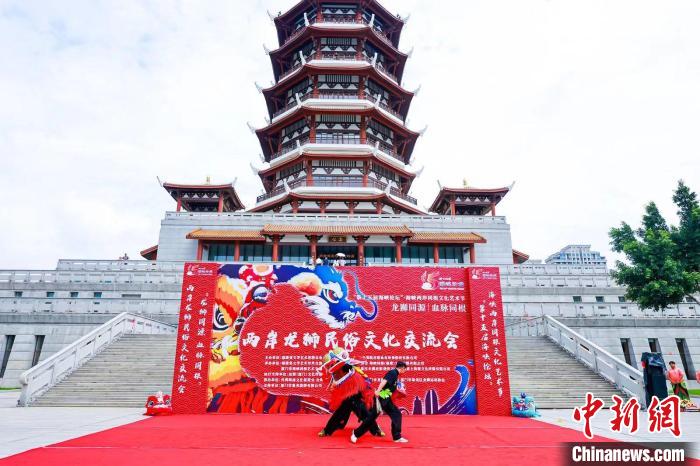 龍獅元素與民間武術(shù)相結(jié)合，變成了一項極具民族特色的民俗運動項目?！＄娦?攝