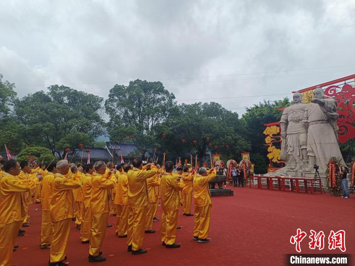 兩岸同胞齊聚將軍山，共祭開漳圣王陳元光?！×握涿?攝