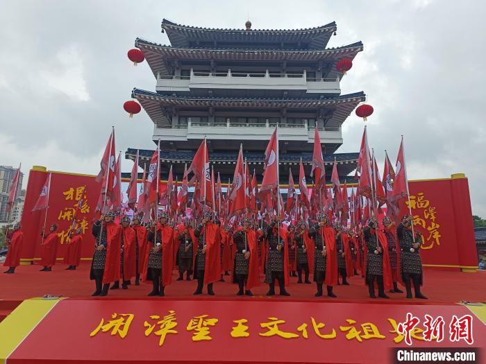 開幕式現(xiàn)場迎賓表演《旌旗獵獵凱旋歸》?！×握涿?攝