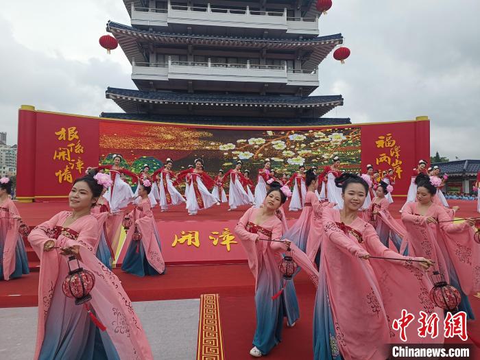 開幕式現(xiàn)場迎賓表演《盛世風(fēng)華舞清漳》?！×握涿?攝