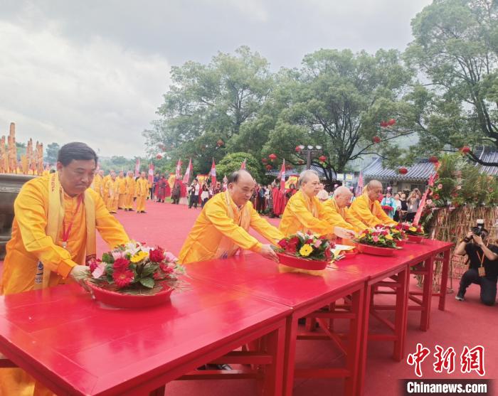 兩岸同胞齊聚將軍山下，共祭開漳圣王陳元光。圖為舉行祭祀大典?！×握涿?攝