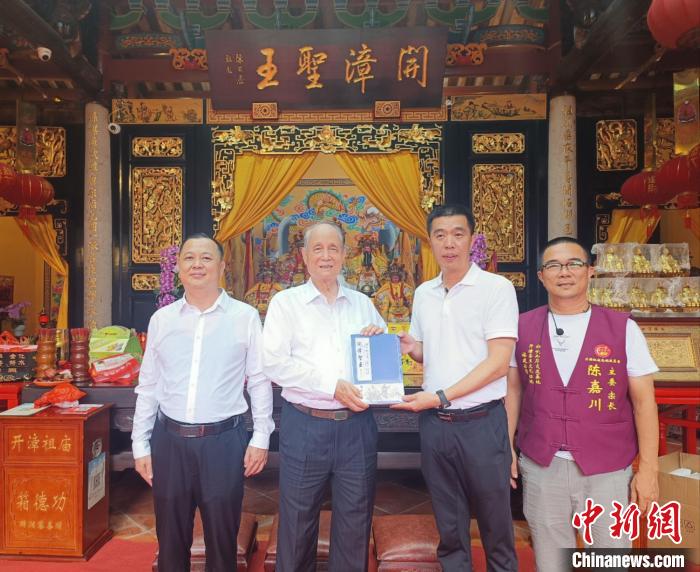 臺灣中華民族發(fā)展基金會董事長、臺灣?；鶗岸麻L林中森(左二)在云霄燕翼宮合影留念?！×握涿?攝