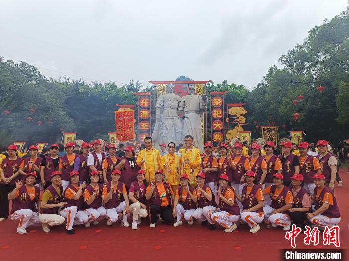 兩岸同胞齊聚將軍山下，共祭開漳圣王，并合影留念?！×握涿?攝