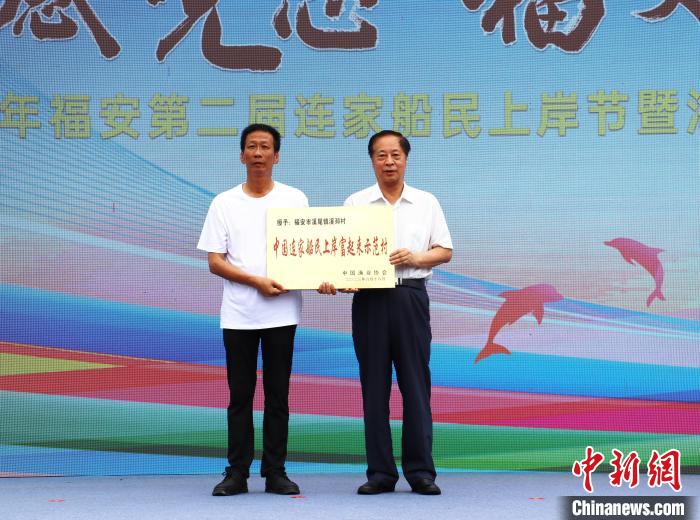 溪邳村獲“中國連家船民上岸富起來示范村”榮譽稱號?！×珠派?攝