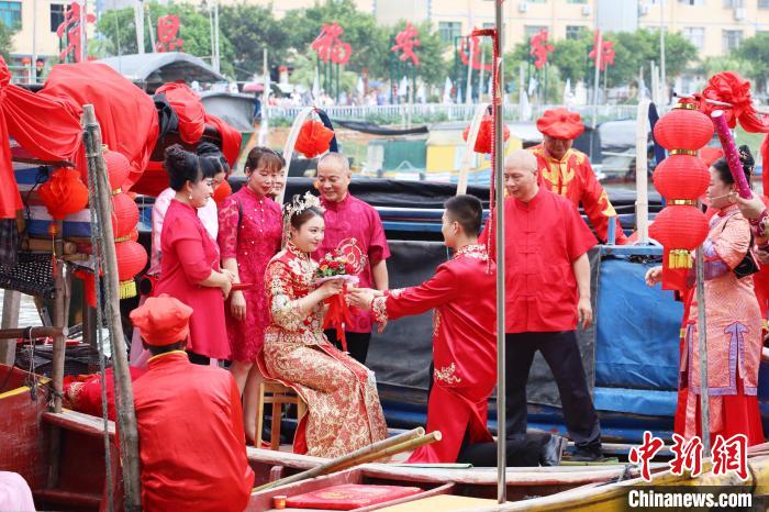 連家船民婚俗秀之迎親禮和成親禮。　林榕生 攝