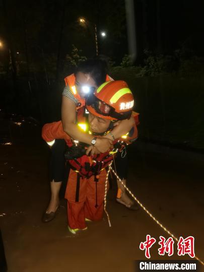 貴陽(yáng)多地出現(xiàn)暴雨大暴雨應(yīng)急聯(lián)動(dòng)調(diào)度城市防洪