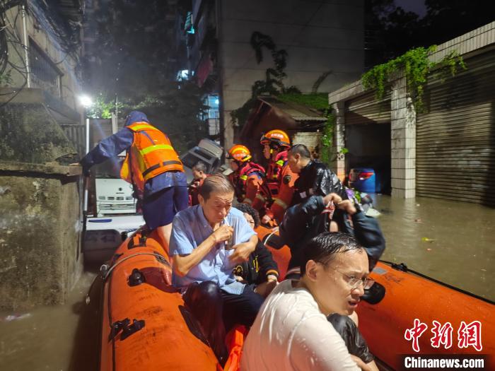 圖為消防員轉(zhuǎn)移被困人員?！≠F陽(yáng)市消防救援支隊(duì)供圖
