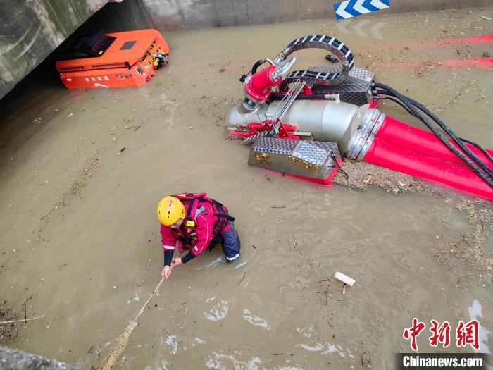 圖為消防員在進(jìn)行抽水作業(yè)?！≠F陽(yáng)市消防救援支隊(duì)供圖