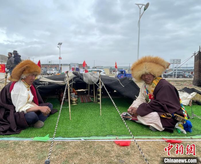 圖為黑帳篷制作比賽現(xiàn)場?！∷骼识嘟?攝