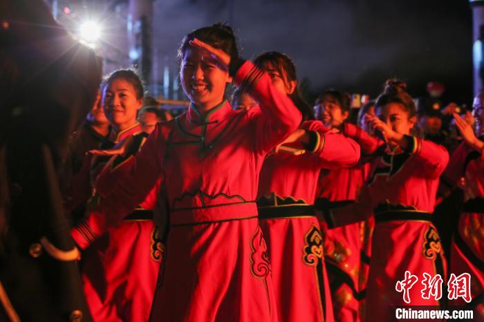 圖為鄂倫春族民眾圍著篝火跳起歡快的舞蹈。　楊亞東 攝