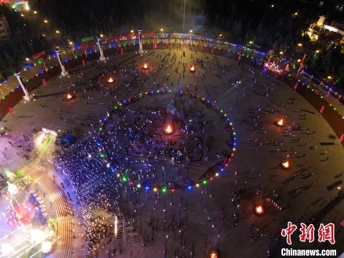 圖為第三十三屆鄂倫春族篝火節(jié)開幕式現(xiàn)場。(無人機(jī)拍攝) 楊亞東 攝