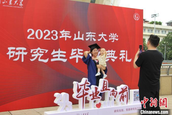 畢業(yè)生在校園內(nèi)與家人合影。　趙曉 攝