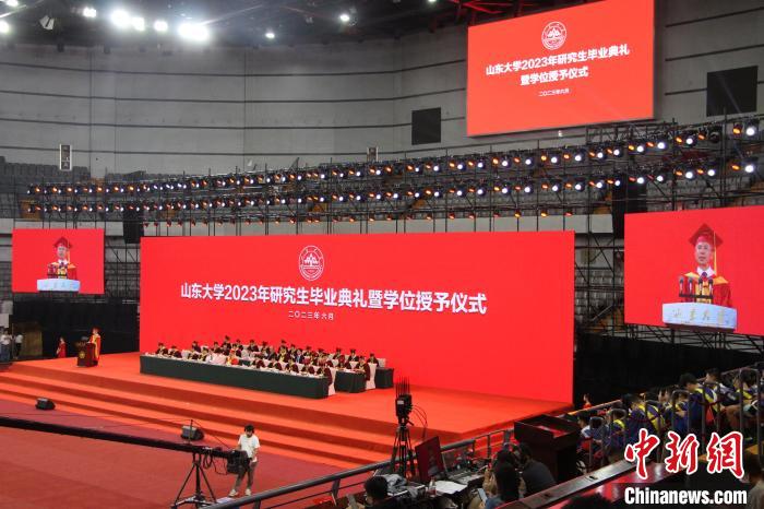 山東大學(xué)校長(zhǎng)、中國(guó)工程院院士李術(shù)才在典禮上講話?！≮w曉 攝