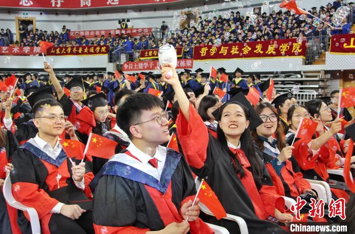 畢業(yè)生在現(xiàn)場(chǎng)慶祝畢業(yè)。　趙曉 攝