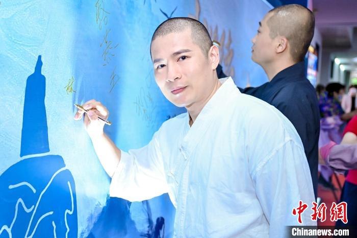 臺灣釋門少林功夫團(tuán)團(tuán)長林勝杰參加6月18日舉行的海峽兩岸青少年新媒體論壇之武術(shù)論壇。　鐘欣 攝
