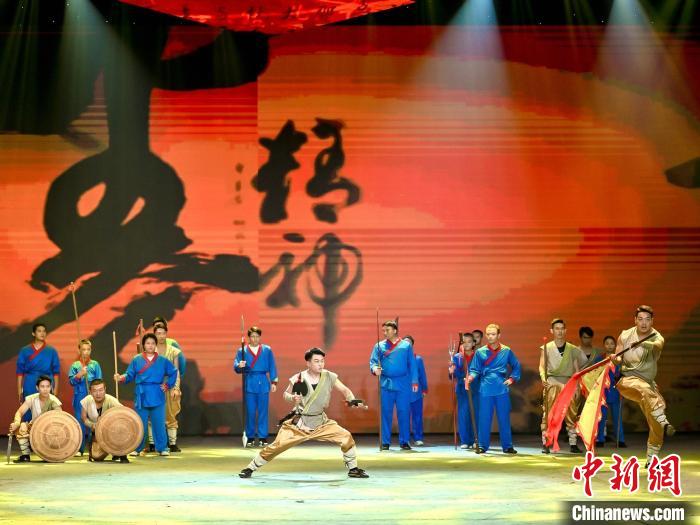 圖為海峽兩岸青少年新媒體論壇之武術(shù)論壇現(xiàn)場表演?！＄娦?攝