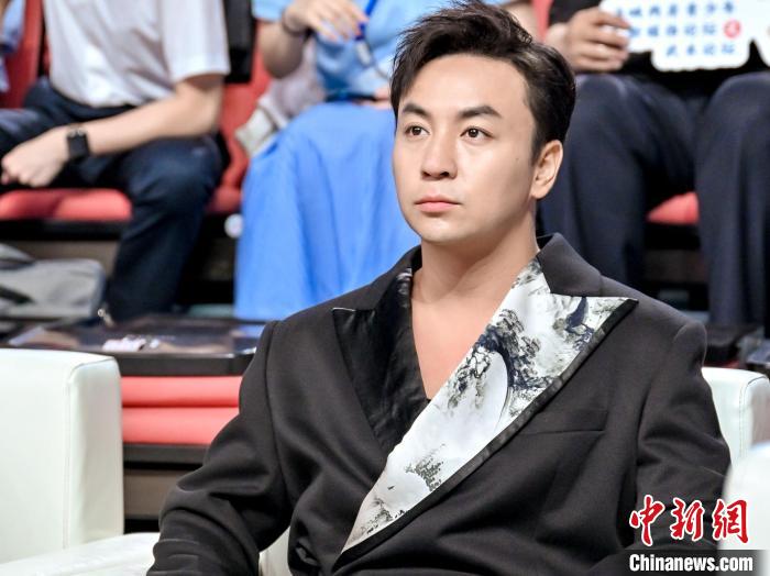 演員、導(dǎo)演釋小龍?jiān)诤{兩岸青少年新媒體論壇之武術(shù)論壇上，講述了自己以功夫和電影開啟的兩岸融合經(jīng)歷?！＄娦?攝
