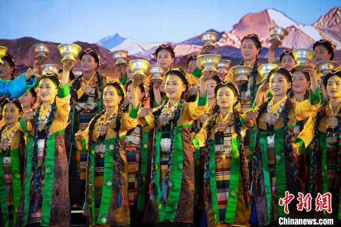 圖為文藝表演現(xiàn)場(chǎng)。　旦增嘎瓦 攝