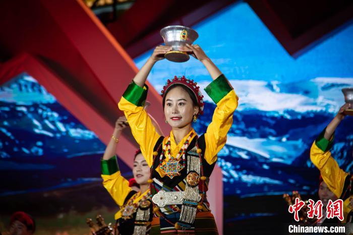 圖為文藝表演現(xiàn)場(chǎng)?！〉┰龈峦?攝