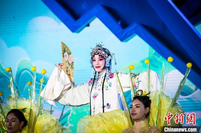 圖為文藝表演現(xiàn)場(chǎng)?！〉┰龈峦?攝
