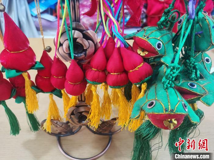 圖為勝芳古鎮(zhèn)的各種布藝葫蘆，諧音取“福祿”寓意，深受游客喜愛?！⌒蟻喣?攝