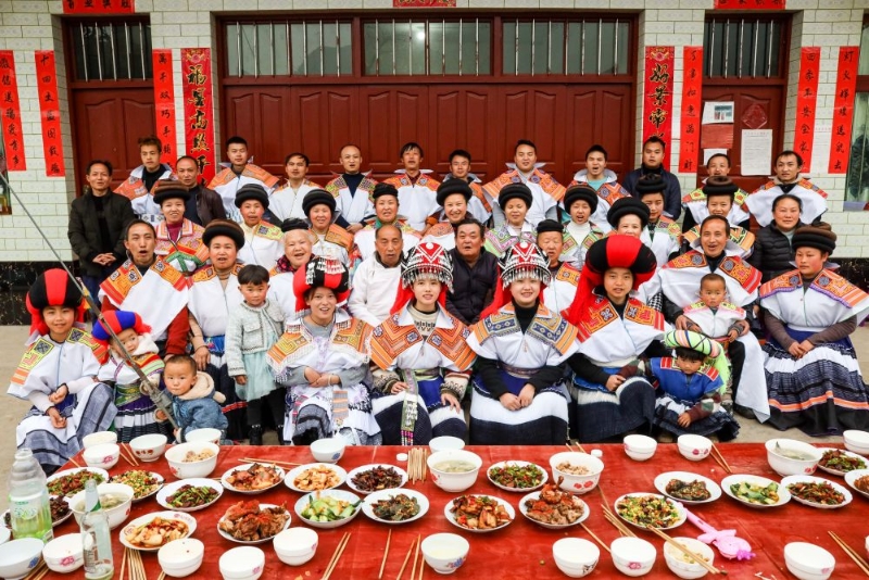 2021年2月11日，烏蒙山區(qū)腹地貴州省畢節(jié)市納雍縣維新鎮(zhèn)坪子社區(qū)苗族村民馬雍全家在年夜飯開始前照全家福。（圖源：新華網(wǎng)）