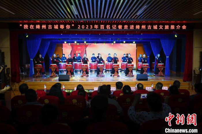 媒體記者游古城、賞非遺、品美食，感受當(dāng)?shù)睾裰氐奈幕滋N(yùn)。　武俊杰 攝