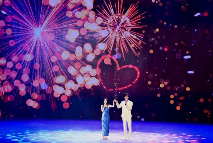6月17日，臺(tái)灣歌手陳立農(nóng)（右）和大陸歌手單依純攜手演唱論壇主題歌《我們相信》。（圖源：新華網(wǎng)）