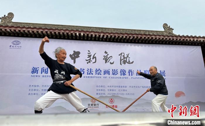 圖為岳起中、張煒英夫婦在平?jīng)鍪形幕^內(nèi)練習(xí)崆峒武術(shù)?！∥航ㄜ?攝