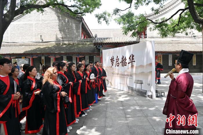 圖為主禮官給參與研學(xué)的學(xué)生介紹漢服及相關(guān)禮儀制度。　九美旦增 攝