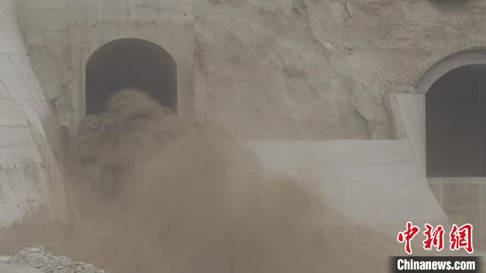 隨著閘門緩緩開啟，滾滾河水從大石門水庫傾瀉而下?！?阿曼江·阿力甫 攝