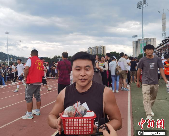 圖為在貴州“村超”現(xiàn)場的內(nèi)蒙古輪椅舞者狄文科。　周燕玲 攝