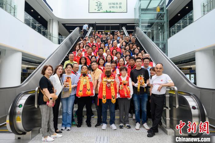 臺(tái)胞們期望媽祖能保佑兩岸同胞出入平安、軌交運(yùn)行順利?！±ド绞信_(tái)辦供圖