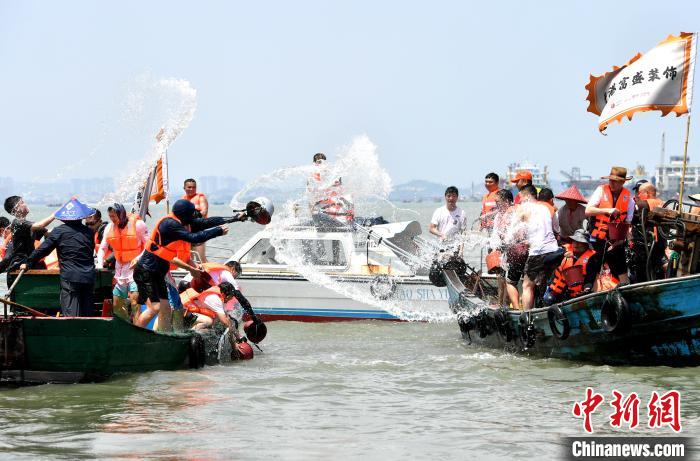 兩岸民眾海上潑水、海上捉鴨慶端午